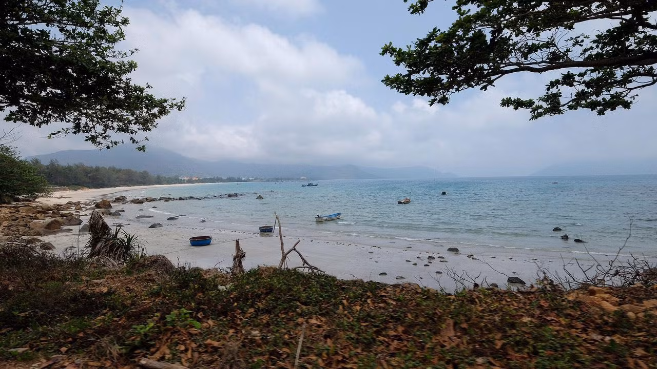 Quần đảo Côn Đảo gồm 16 hòn đảo với tổng diện tích 76 km2.