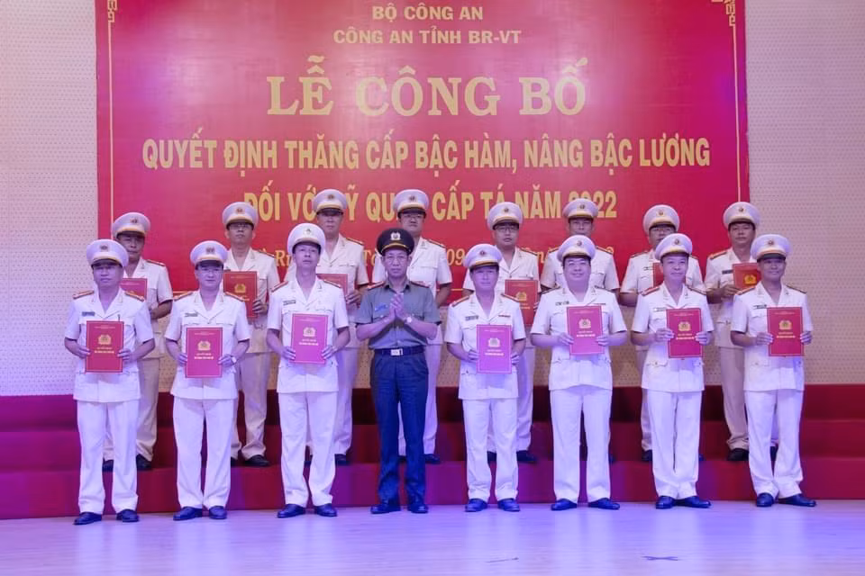 Đại tá Bùi Văn Thảo, Giám đốc Công an tỉnh Bà Rịa-Vũng Tàu trao quyết định thăng cấp bậc hàm từ trung tá lên thượng tá cho các cán bộ, chiến sĩ.