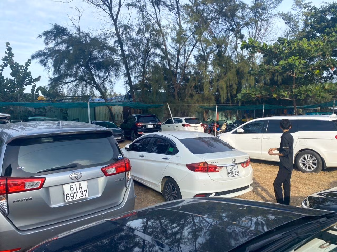 Nhiều xe đậu san sát nhau.