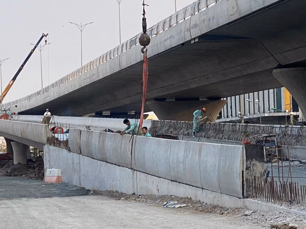 Theo Ban quản lý dự án cầu Thủ Thiêm 2, toàn bộ công trình chính là cầu, dây văng đã hoàn thiện 100%, công tác lắp đặt hệ thống an toàn đang được đẩy nhanh tiến độ thi công.