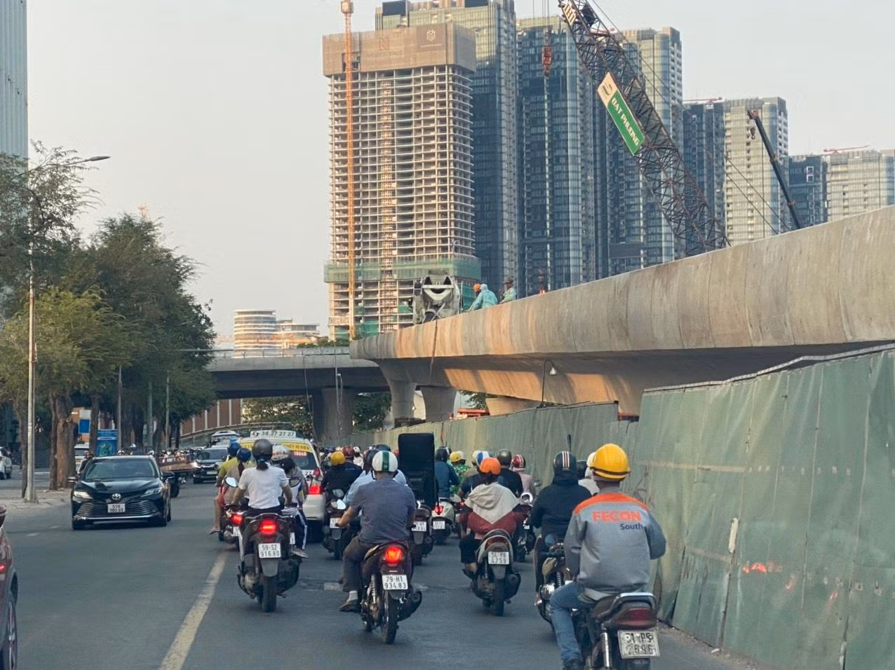 Về thời gian tháo rào chắn trên đường Tôn Đức Thắng, Sở Giao thông Vận tải TPHCM cho biết, hiện nay còn 2 vị trí ở đường Tôn Đức Thắng liên quan đến hệ thống xây dựng lề đường và hệ thống hạ tầng kỹ thuật.