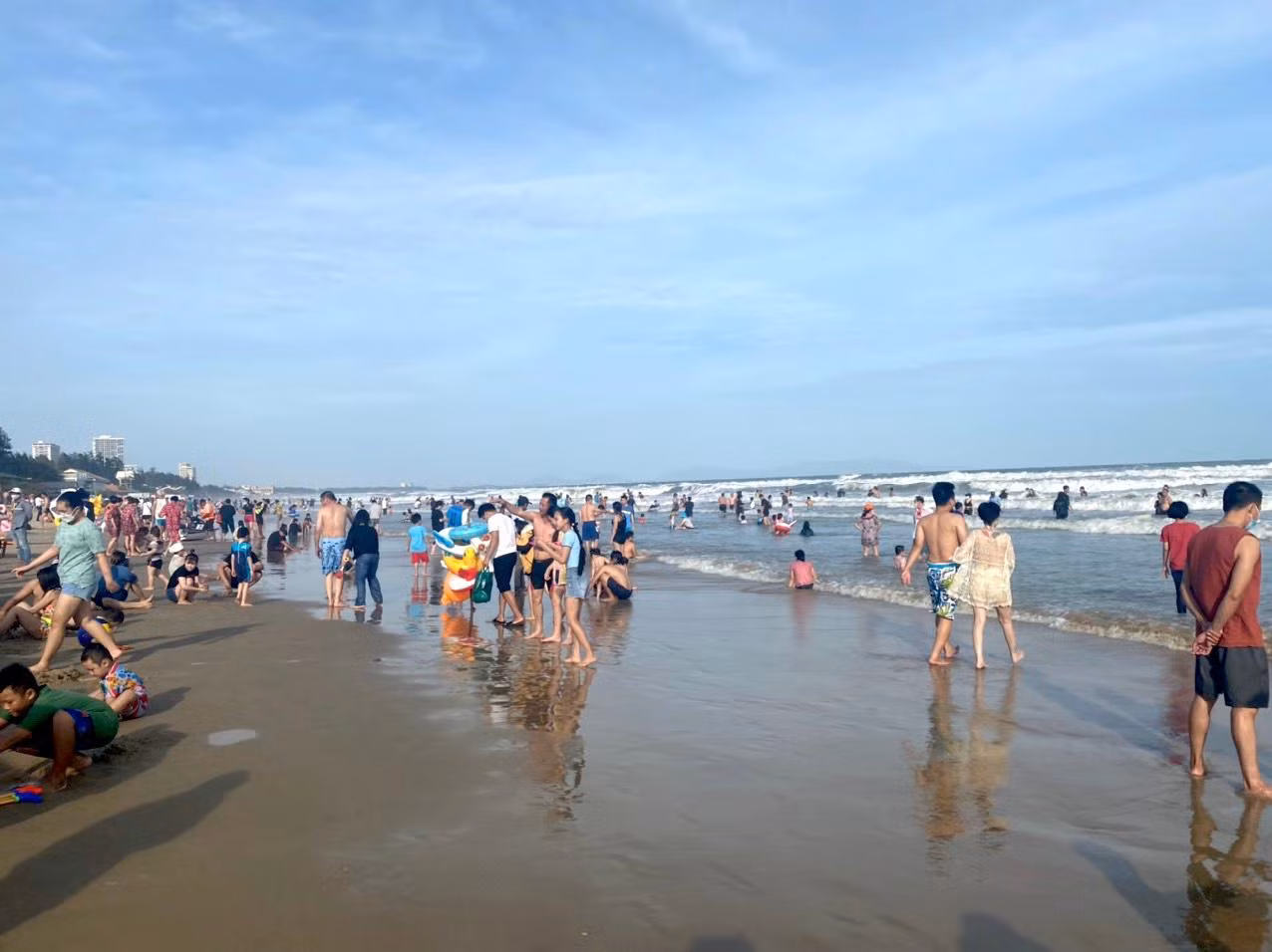 Nhiều người dân địa phương cho biết, đã rất lâu rồi mới thấy bãi biển đông đúc như vậy.