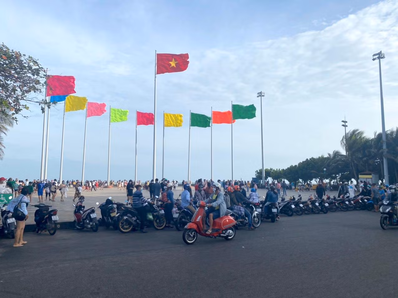Khu vực trung tâm bãi Sau của thành phố Vũng Tàu có nhiều người xuống hóng mát.