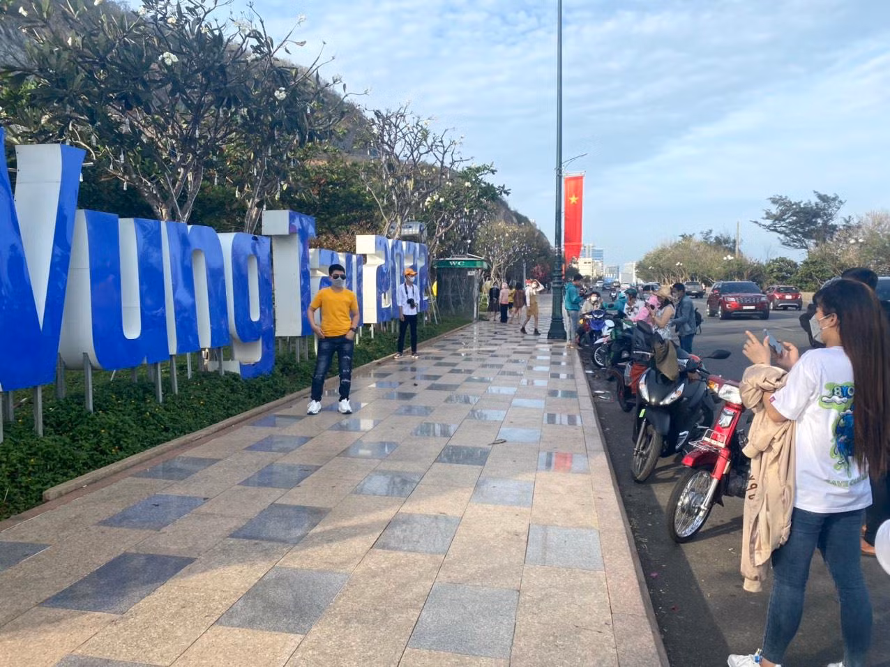 Nhiều bạn trẻ chụp hình lưu niệm ven đường.