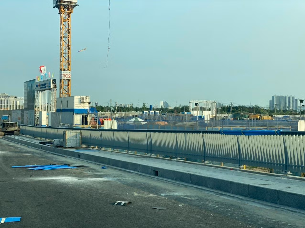 Vỉa hè của đường dẫn lên cầu phía TP Thủ Đức cũng đã được thi công xong.