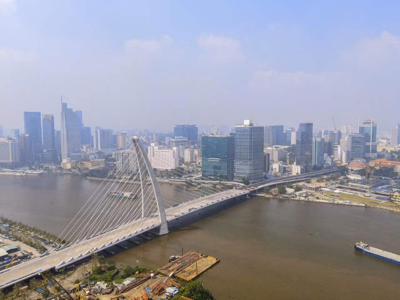 Cầu Thủ Thiêm 2 có quy mô 6 làn xe, dài hơn 1,4 km, với phần cầu dài gần 890 m. Trụ tháp chính cao 113 m, nghiêng về phía Thủ Thiêm. Cây cầu này có chủ đầu tư là Công ty Đại Quang Minh.
