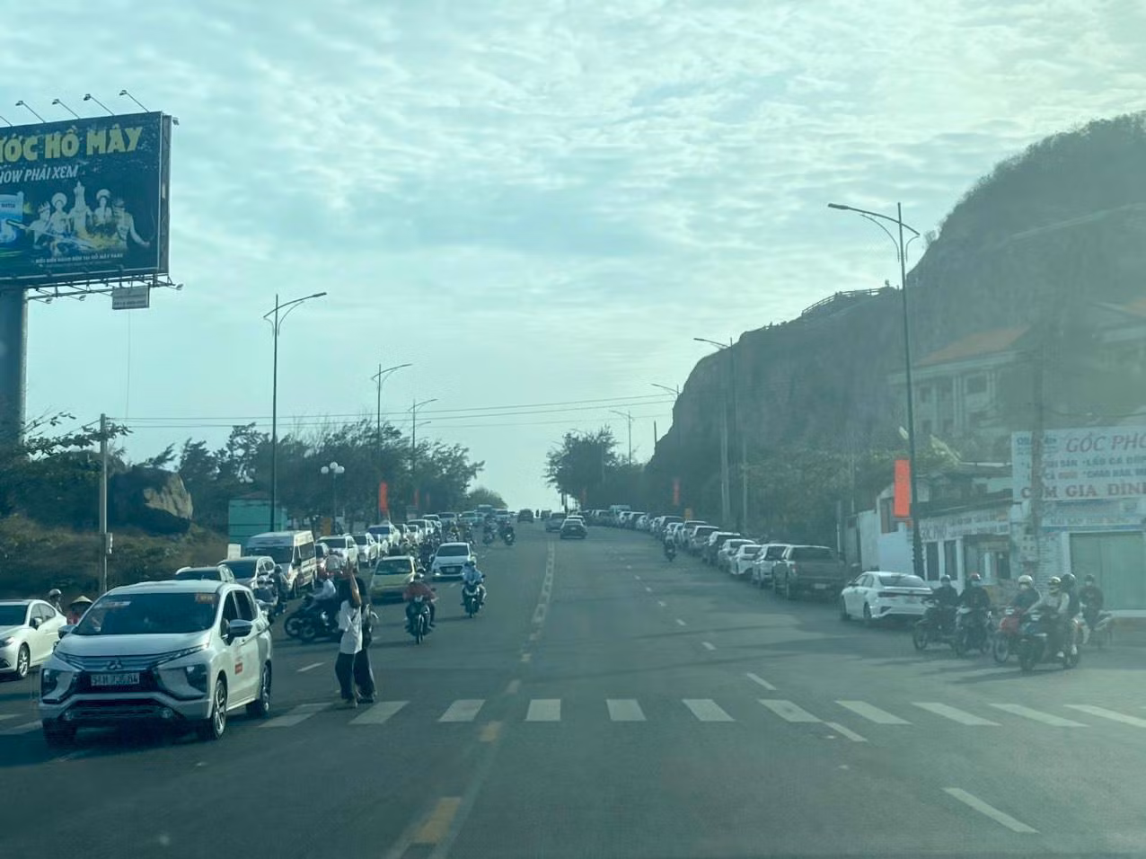 Hàng trăm xe ô tô mang biển số TPHCM, Đồng Nai, Bình Dương... xếp hàng dài, nối đuôi nhau đậu hai bên đường.