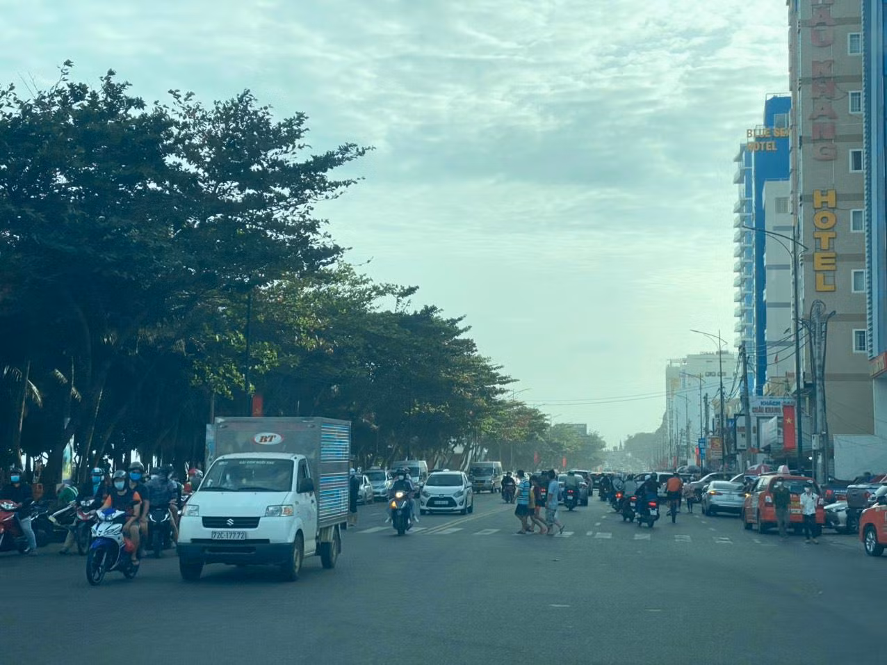 Trên các con đường, xe cộ tấp nập.