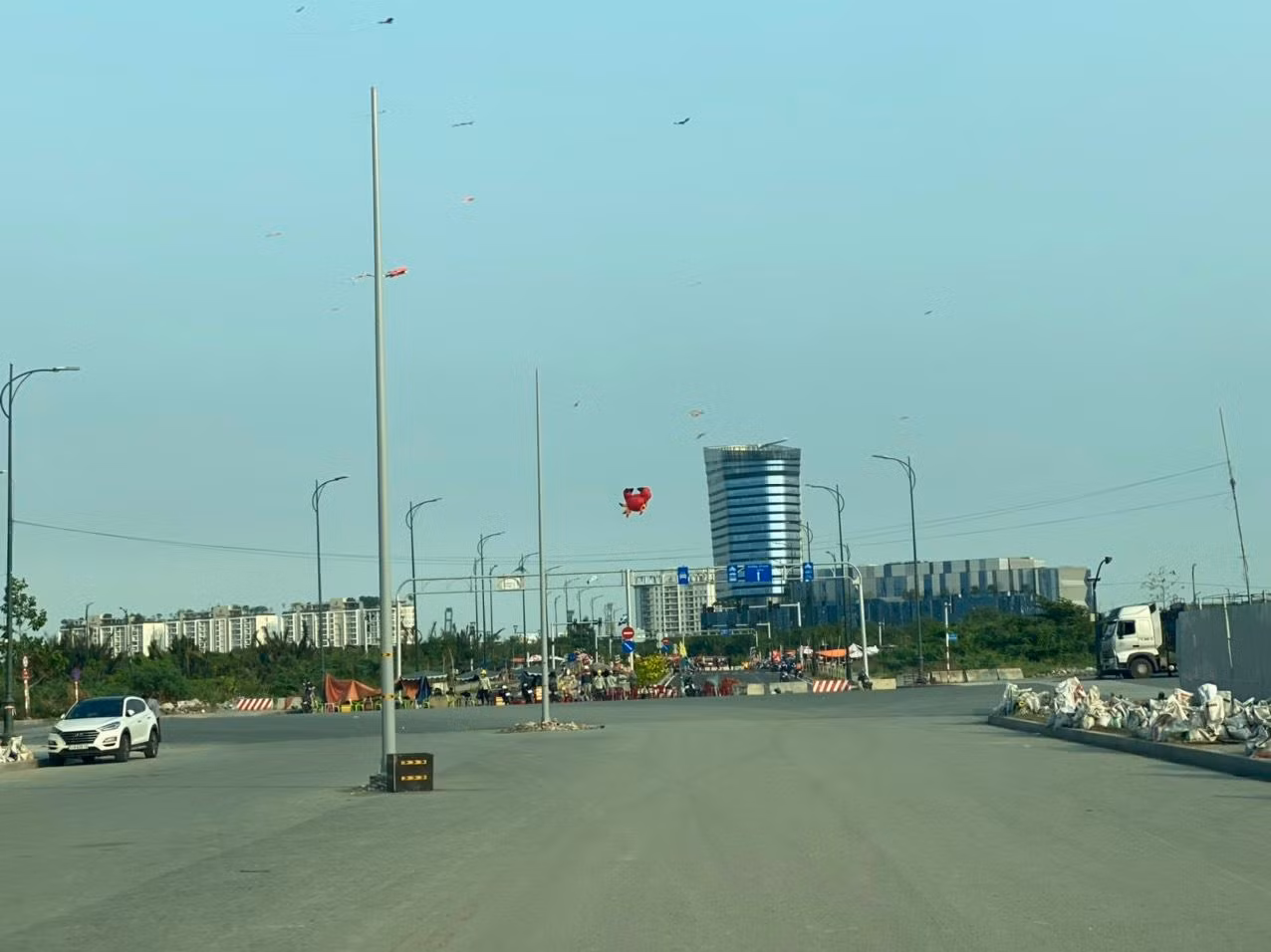Đường dẫn lên cầu với đã nối liền thông suốt với đường R2 ra tới đường Tố Hữu, TP Thủ Đức.