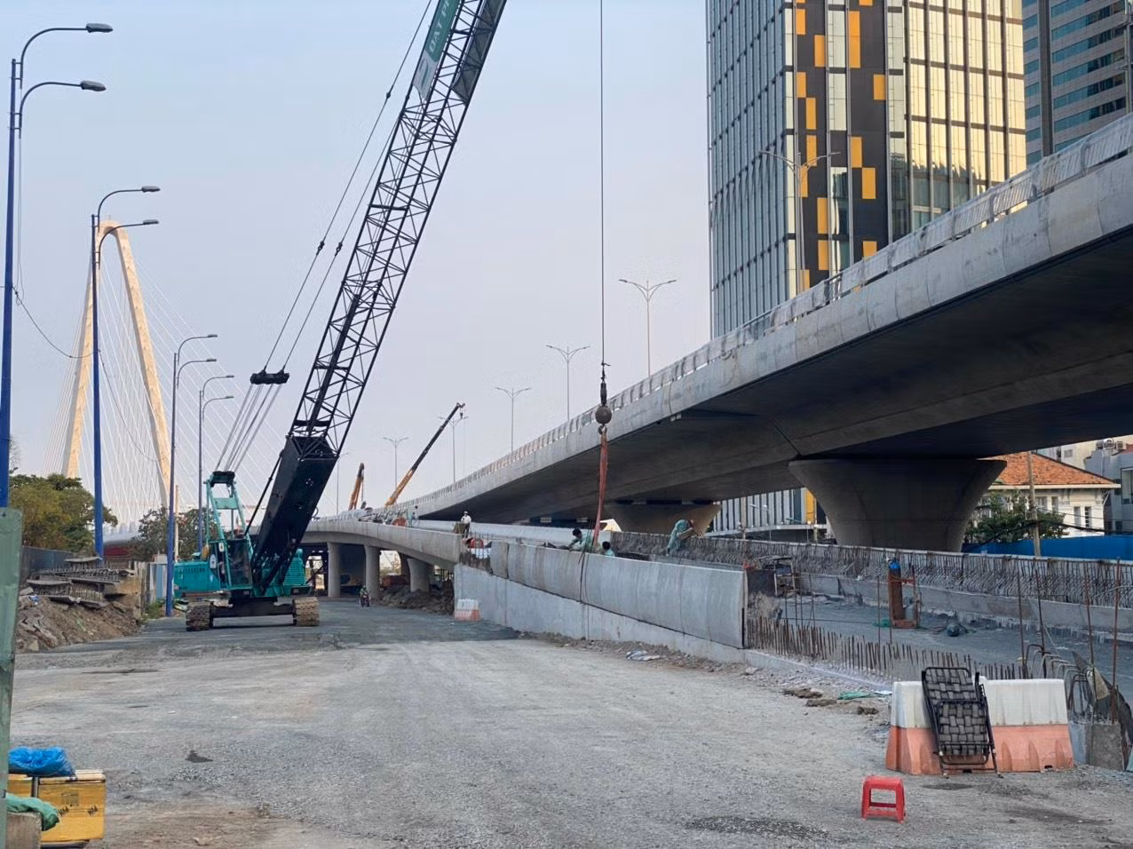 Công nhân thi công nhánh đường dẫn trên đường Tôn Đức Thắng.
