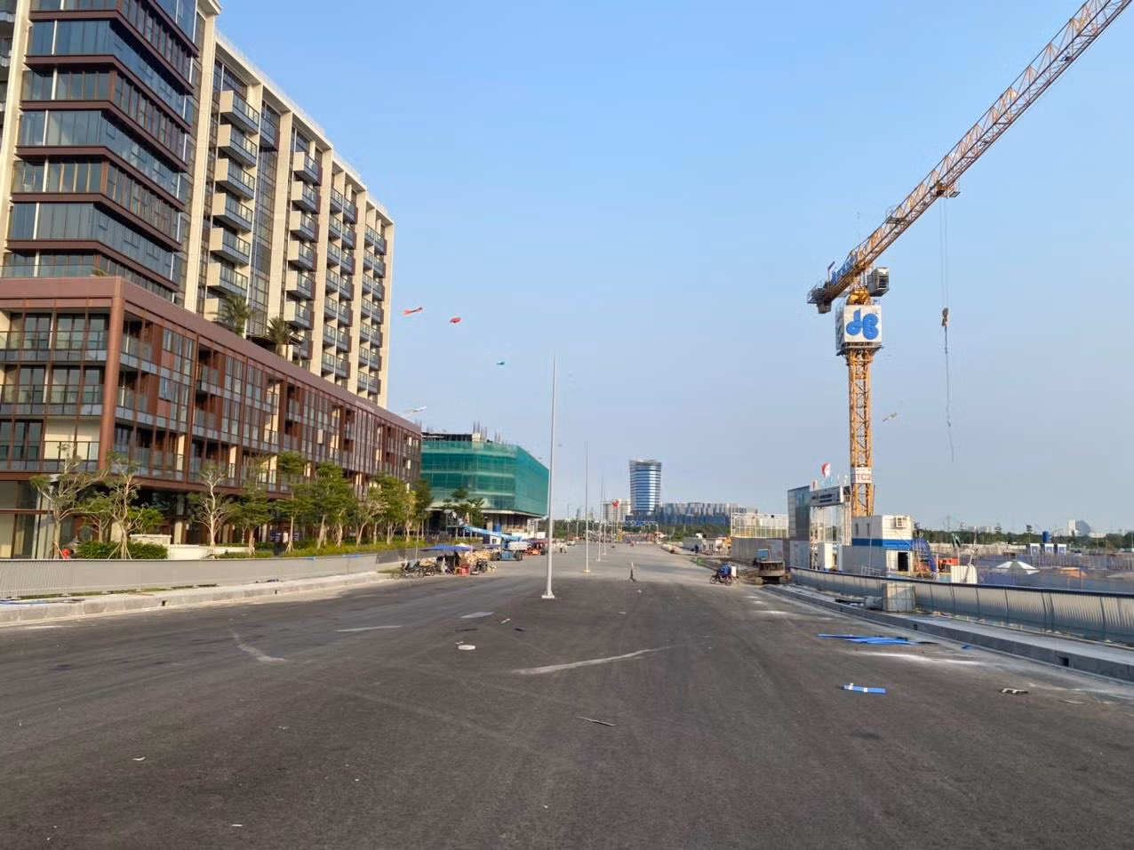 Phía bên bờ TP Thủ Đức đã trải xong nhựa đường dẫn lên cầu Thủ Thiêm 2.