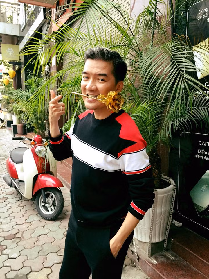 Đàm Vĩnh Hưng mua hoa hồng dát vàng “dụ” phụ nữ ảnh 4
