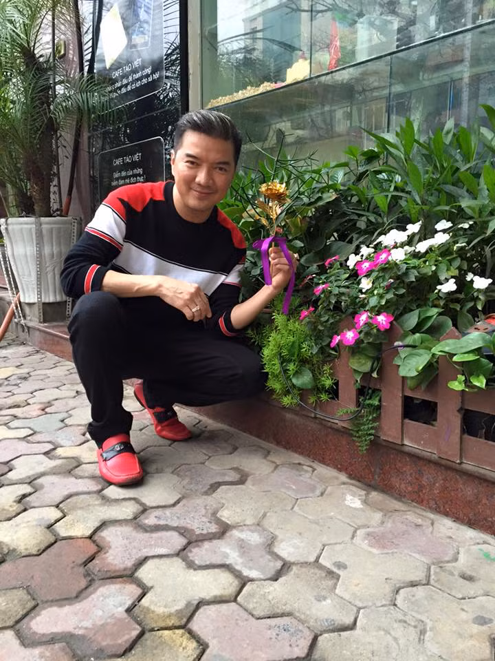 Đàm Vĩnh Hưng mua hoa hồng dát vàng “dụ” phụ nữ ảnh 5