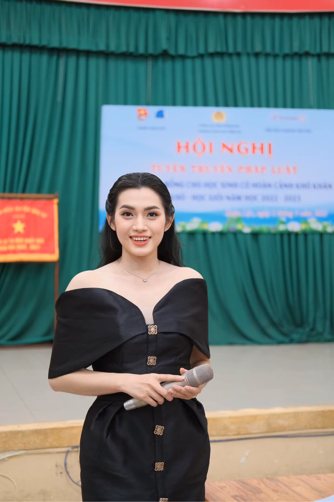 Người đẹp đang theo đuổi công việc MC. Cô thường dẫn chương trình cho các sự kiện của đại học nơi mình đang theo học.