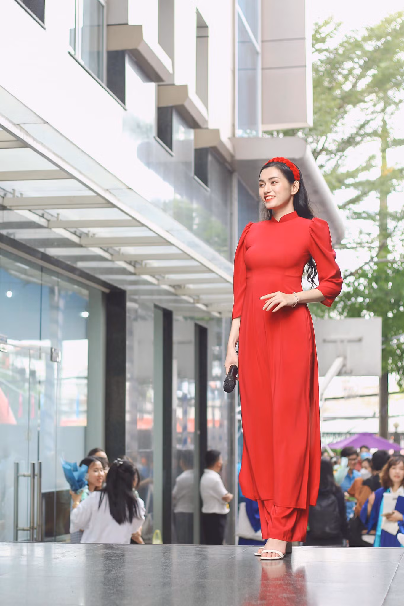 Gần ngày lên đường nhập ngũ, cô cho biết buồn vì sắp phải xa gia đình, bạn bè, người thân trong khoảng thời gian khá dài nhưng người đẹp cũng phấn khích vì việc được đứng trong hàng ngũ của Quân đội Nhân dân Việt Nam là ước nguyện của cô từ lâu.