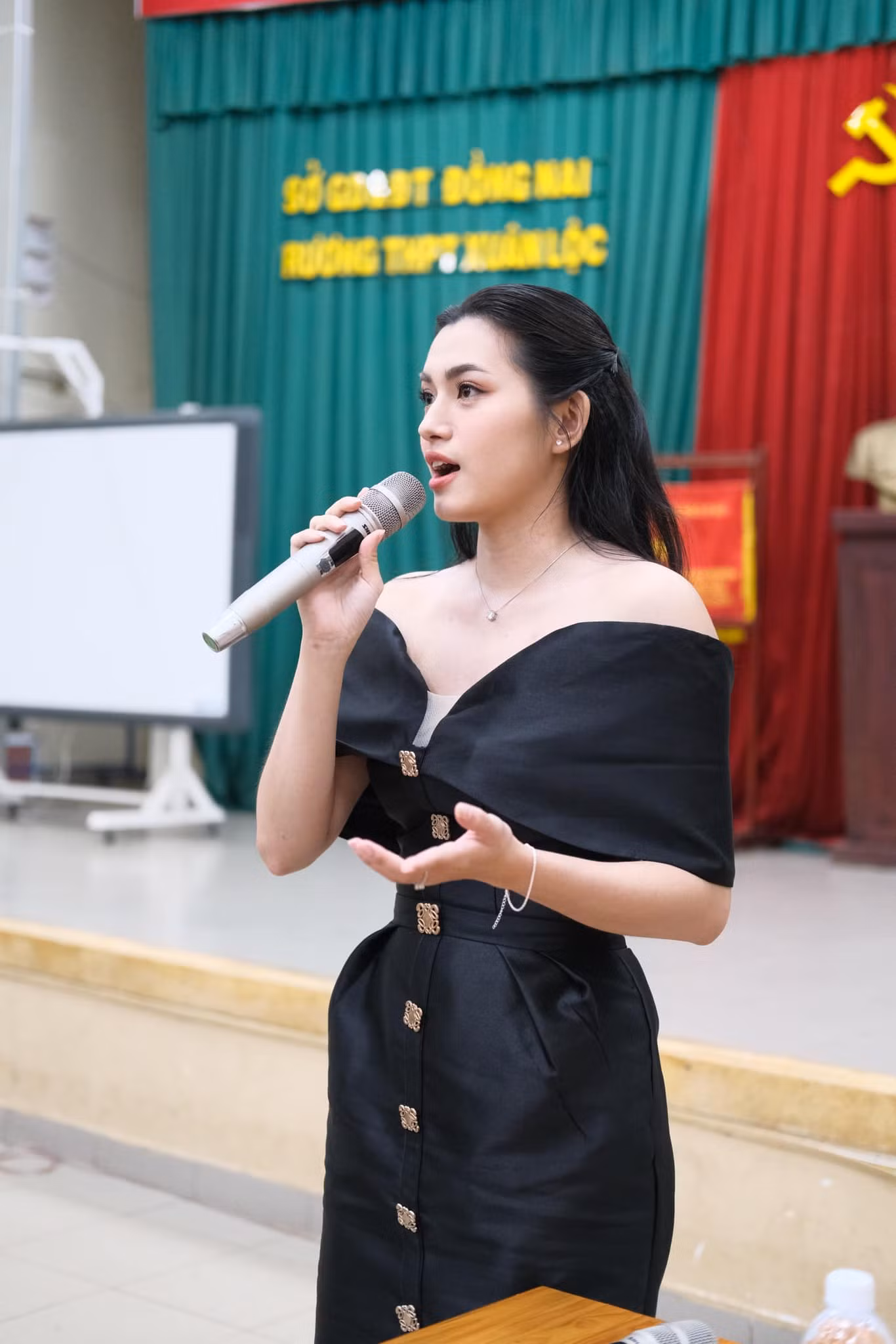 Người đẹp đang theo đuổi công việc MC. Cô thường dẫn chương trình cho các sự kiện của đại học nơi mình đang theo học.
