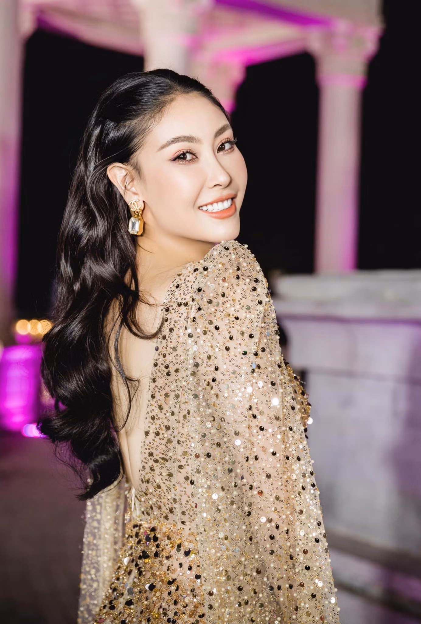 Vẻ lộng lẫy của Hà Kiều Anh khiến các đàn em luôn phải 'dè chừng'.