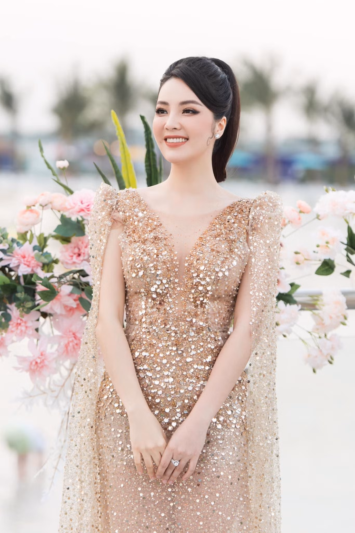 Vì bộ váy đã quá lấp lánh nên Thụy Vân hạn chế sử dụng trang sức rườm rà để tránh rối mắt.