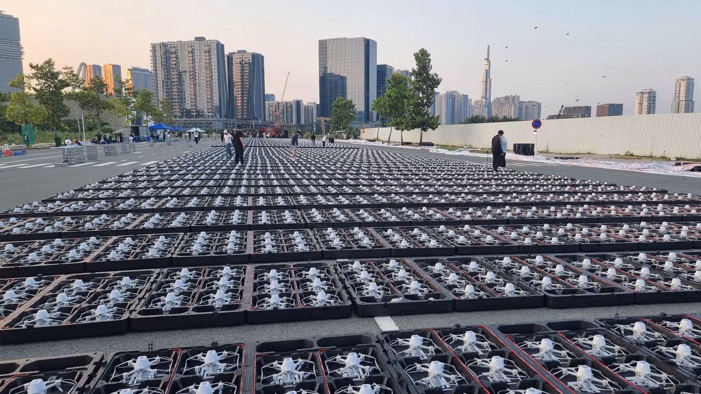 Đến chiều 28/4, các công tác chuẩn bị đang được gấp rút hoàn thiện cho màn tổng duyệt. Ảnh: Phạm Duy