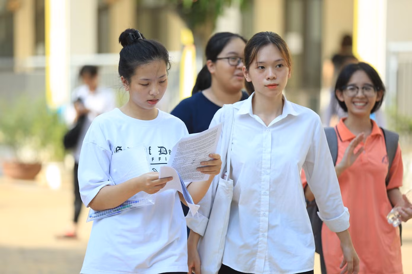 Không lo chuyện chấm lỏng chặt bài tự luận ảnh 1