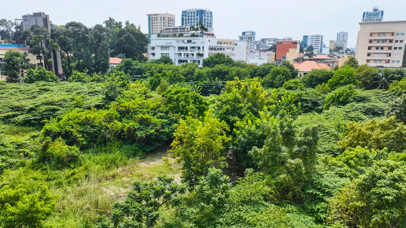 Dự án có mức đầu tư được công bố năm 2008 là 988 tỷ đồng, đến năm 2013, công trình đội vốn lên 1.352,7 tỷ đồng, năm 2016 được điều chỉnh lên thành 1.954 tỷ đồng.