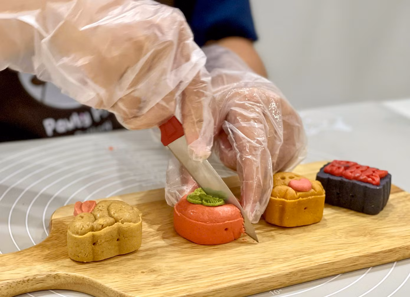 Không chỉ mang đến những chiếc bánh bổ dưỡng mà còn gửi gắm cả tình yêu vào từng chiếc bánh nhỏ bé này.