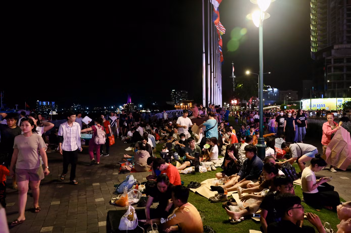 Hoạt động bắn pháo hoa chào đón năm mới 2025 được triển khai tại ba điểm gồm: một điểm tầm cao tại khu vực đường hầm sông Sài Gòn (1.500 quả pháo hoa tầm cao, 90 giàn pháo hoa tầm thấp, 10 giàn pháo hoa hỏa thuật).