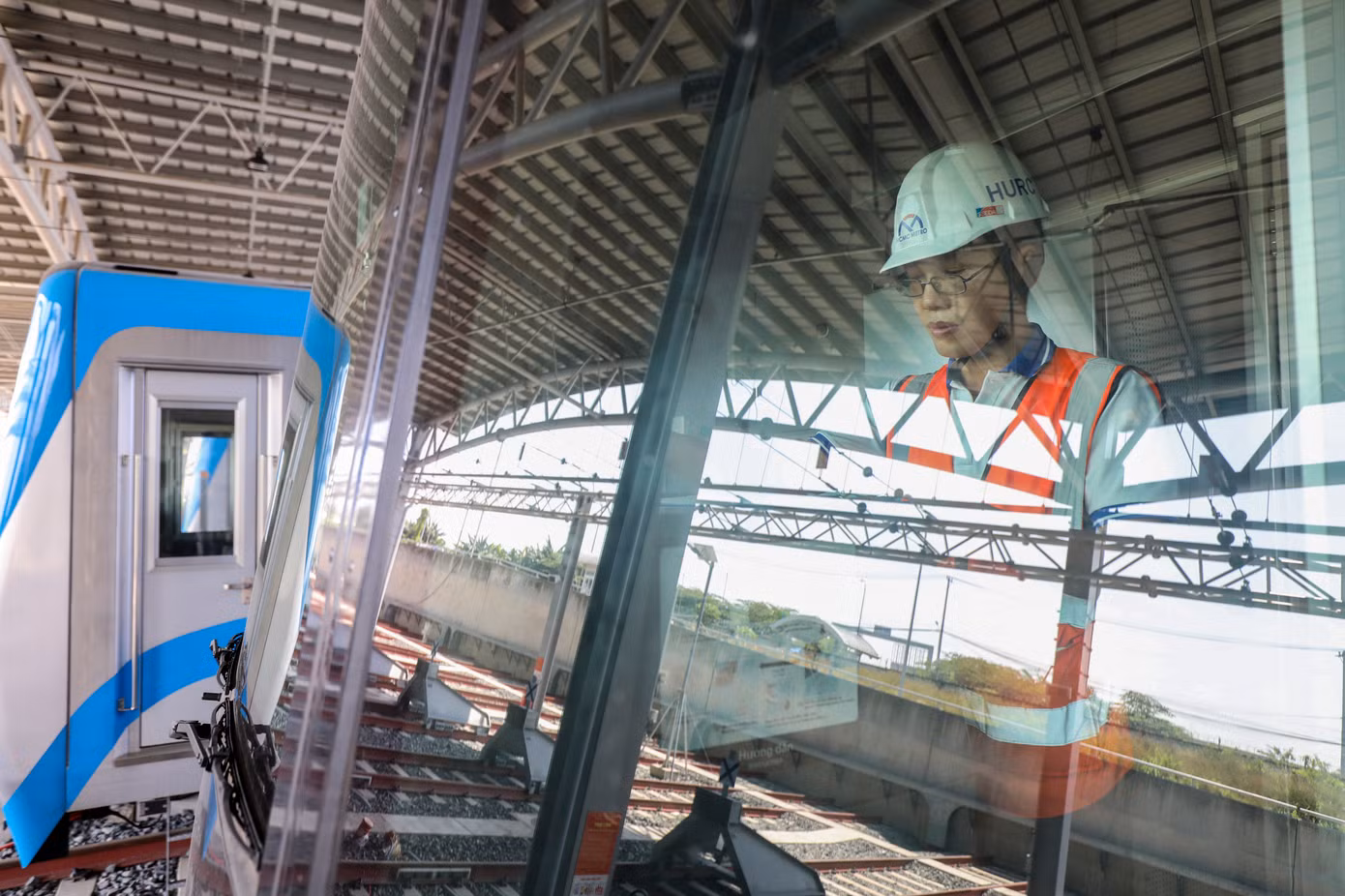 Sau khi xác nhận đúng và đủ các thông tin, lái tàu Xuân Tú được bàn giao các thiết bị, chìa khóa và lập tức rời nhà điều hành ra bãi đậu tàu cách đó không xa.
