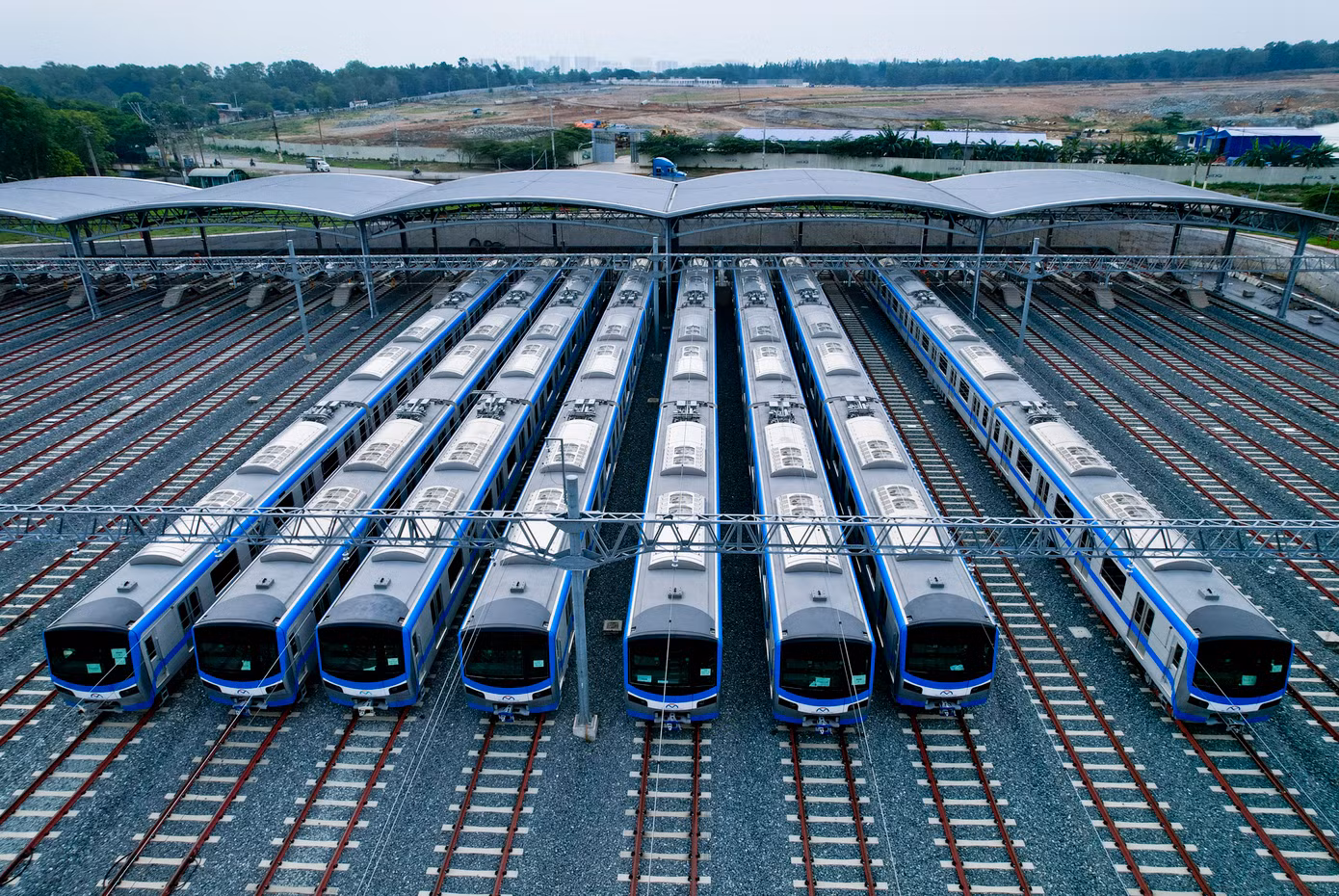 Theo chủ đầu tư, hiện Metro số 1 (Bến Thành - Suối Tiên) đã hoàn thành 100% khối lượng thi công, đang trong thời gian làm các thủ tục để hoàn thành và đưa vào vận hành thương mại. Dự tính, tuyến metro này sẽ được khai thác từ ngày 22/12 tới với giá vé từ 6.000-20.000 đồng/lượt, vé tháng 300.000 đồng, ngoài ra còn có vé 1-3 ngày, không giới hạn lượt đi.