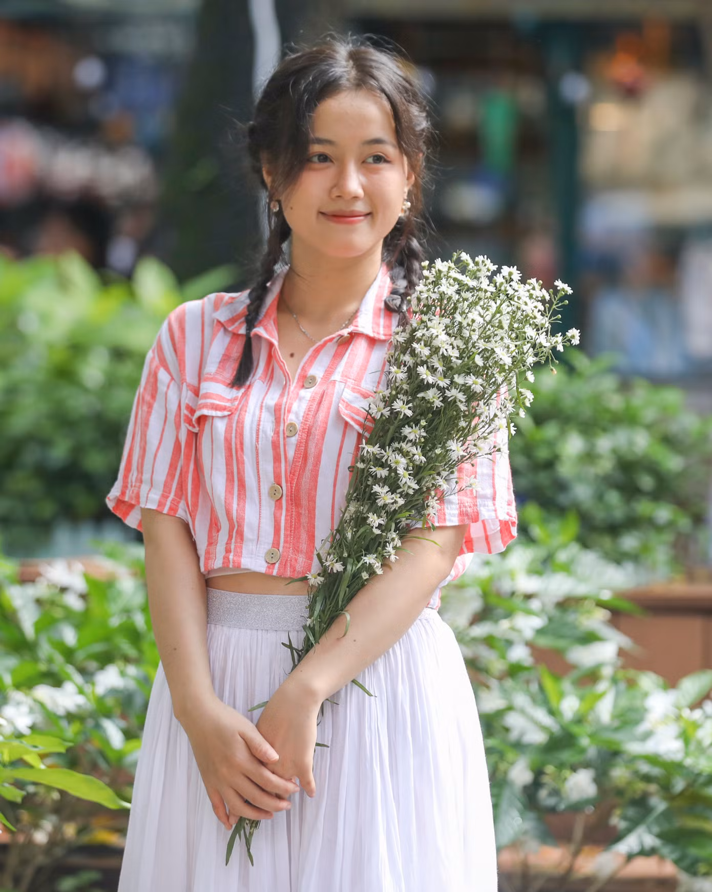 Đường sách lại nằm gần các địa danh di sản nổi tiếng như Bưu điện Thành phố, Nhà thờ Đức Bà tạo nên một không gian công cộng hấp dẫn cho các tín đồ "sống ảo".