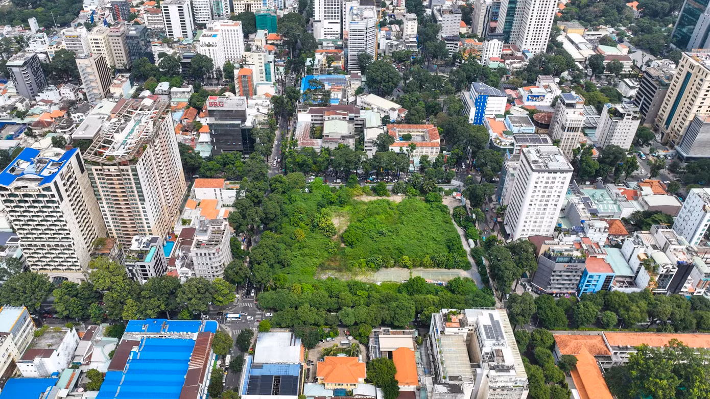 Nhà thi đấu Phan Đình Phùng nằm trên khu "đất vàng" trung tâm thành phố với 4 mặt tiền đường: Pasteur, Nguyễn Đình Chiểu, Nam Kỳ Khởi Nghĩa và Võ Văn Tần.