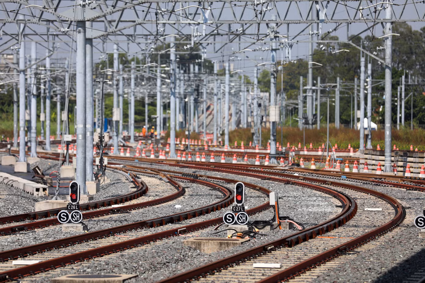 Hệ thống đường ray metro khổ ‎1,43 m cùng hàng dài đèn báo hiệu tàu ra vào bãi đỗ đã hoàn thiện.