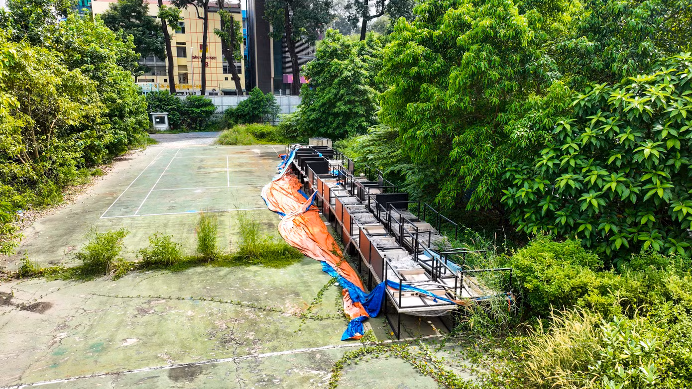 Nhà thi đấu Phan Đình Phùng đi vào hoạt động từ năm 1985, dù nhiều lần sửa chữa vẫn dần xuống cấp theo thời gian. Dấu vết sân bóng rổ vẫn còn sót lại sau khi nhà thi đấu được tháo dỡ vào năm 2017.