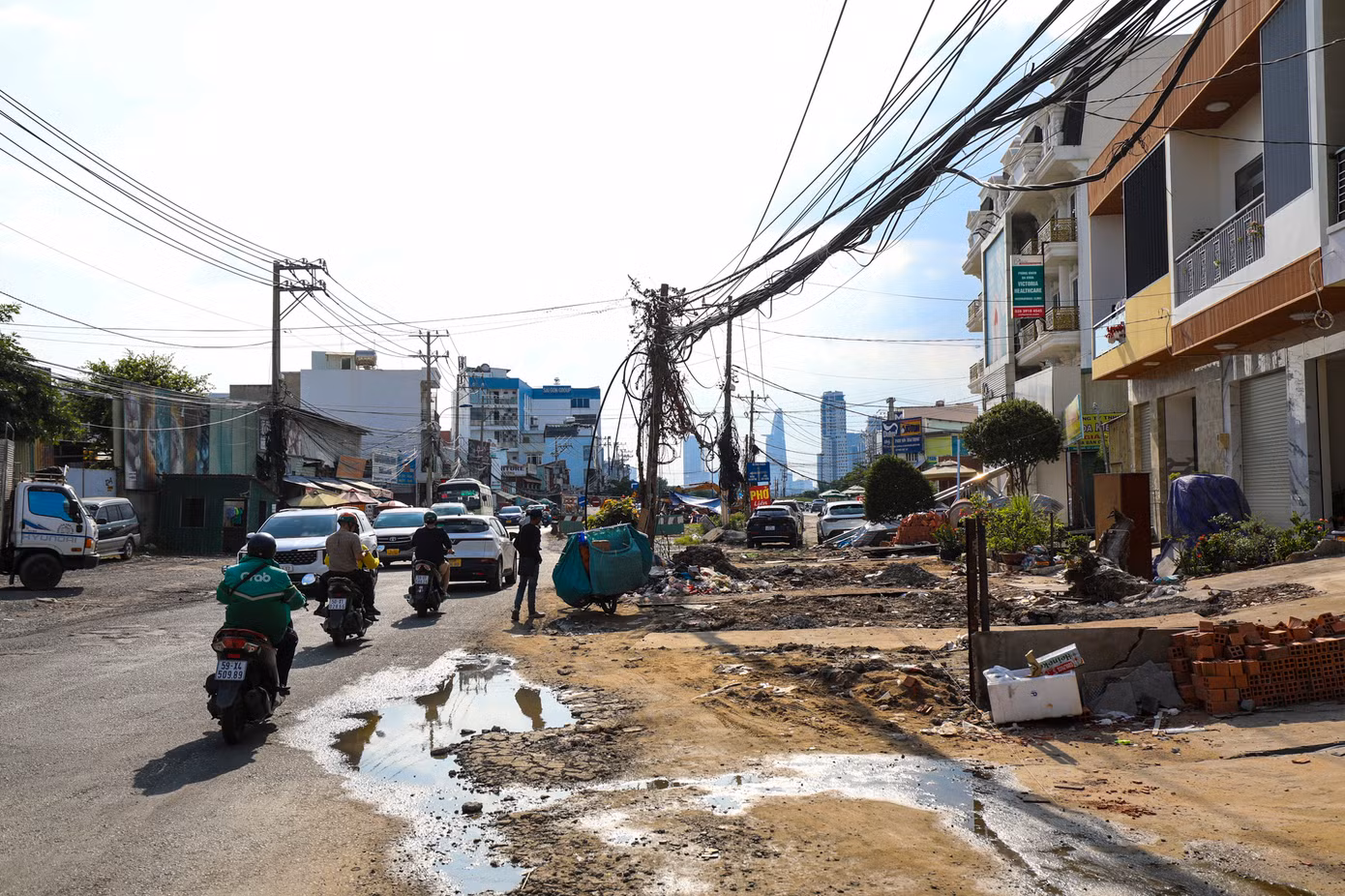 Nhiều nơi bị bó hẹp, một số chỗ đang được rào chắn để thi công, như đoạn từ khúc giao Lương Định Của và đường An Tư Công Chúa đến vòng xoay Lương Định Của - Trần Não.