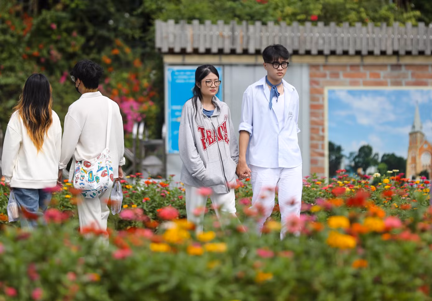 Bạn trẻ tham quan, vui chơi ở Nhà thờ Đức Bà, một trong những thắng cảnh níu chân nhiều du khách khi có dịp đặt chân đến thành phố này.
