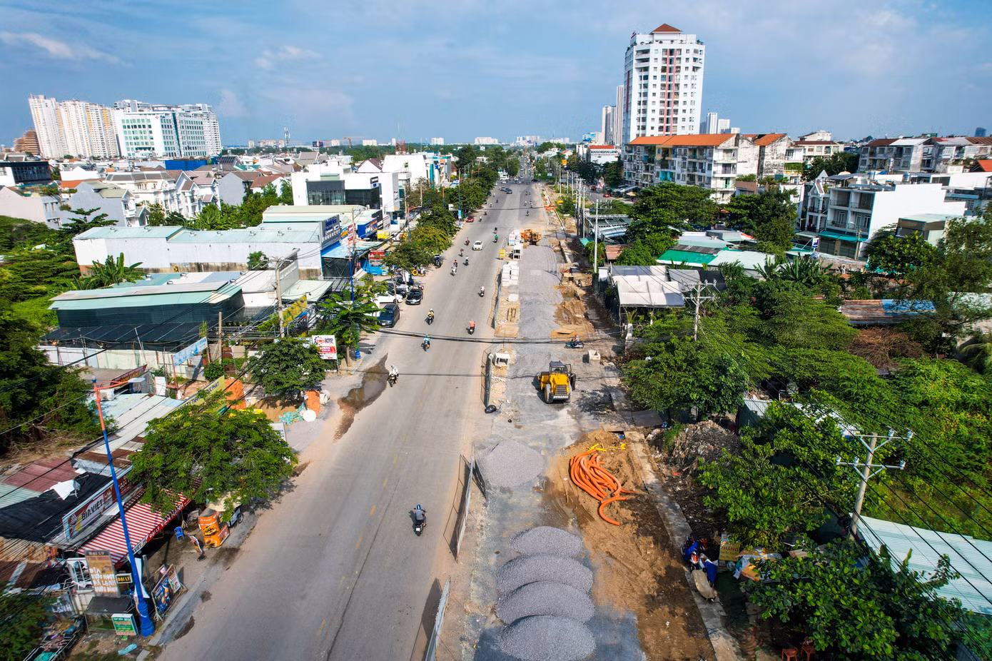 Theo ghi nhận của Tiền Phong, hiện đường Lương Định Của nhiều đoạn vẫn được rào chắn để thi công.