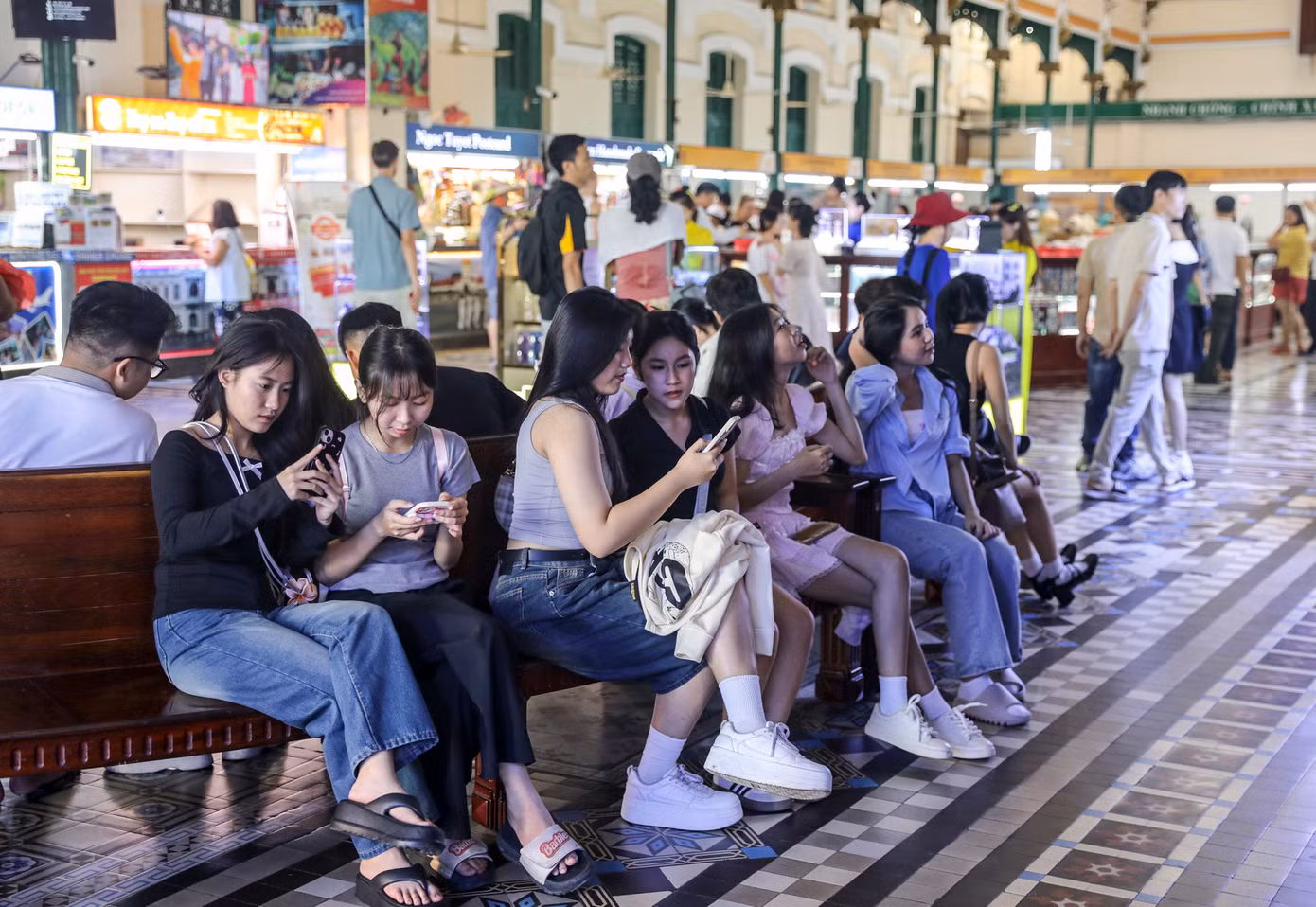 Nhiều bạn trẻ tìm đến Bưu điện Thành phố để lưu lại những tấm hình kỷ niệm.