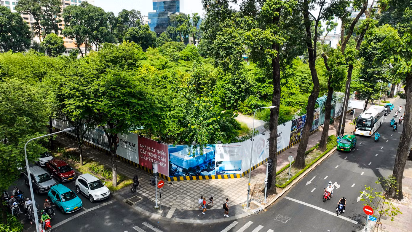 Bên ngoài khu dự án nghìn tỉ này vẫn đang được rào chắn, quây tôn cao khoảng 3m, cùng hình ảnh dự án nhà thi đấu của chủ đầu tư.