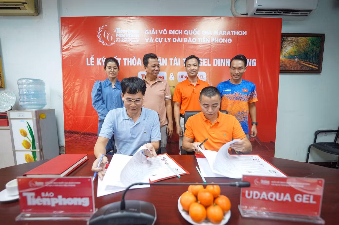 Lễ ký kết thỏa thuận tài trợ giữa báo Tiền Phong và công ty TNHH HES PHARMA diễn ra ở văn phòng Ban đại diện báo Tiền Phong tại TPHCM. Ảnh: Phạm Nguyễn.