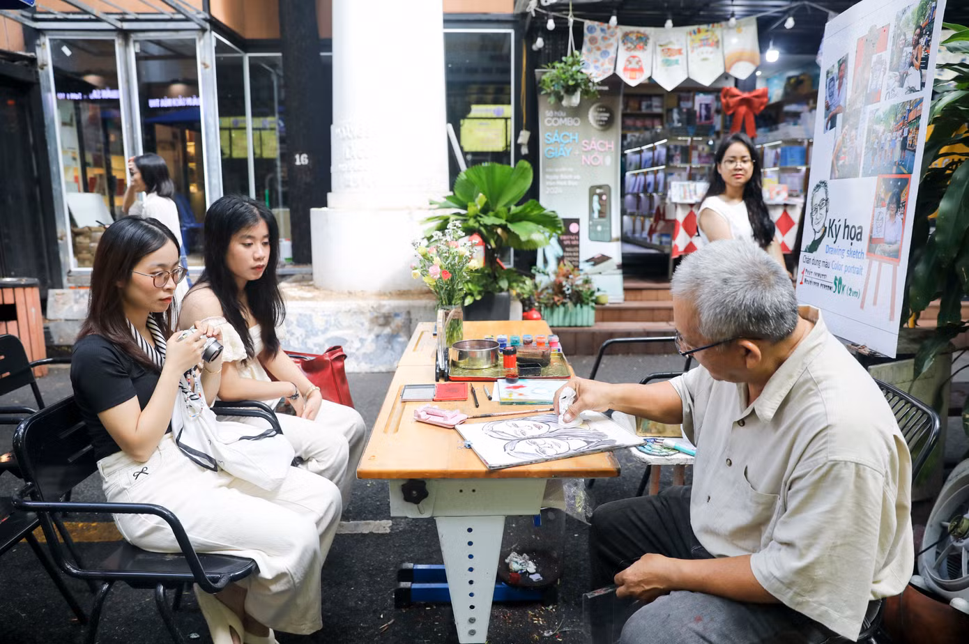 Đường sách Nguyễn Văn Bình là điểm đến check-in nổi tiếng.