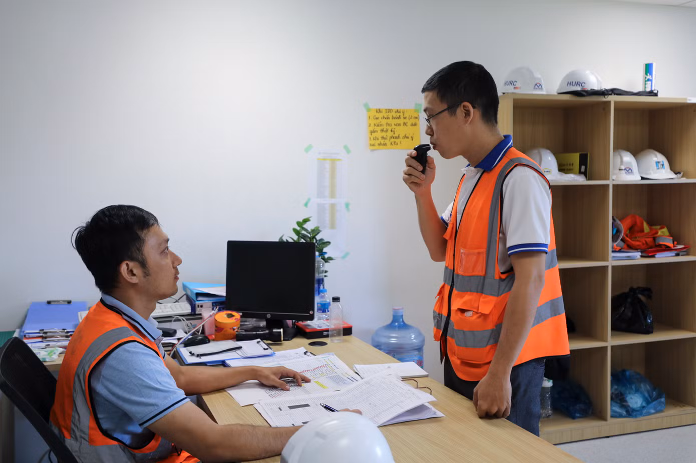 Tại bộ phận lái tàu, cách trung tâm điều khiển vài trăm mét, anh Phạm Xuân Tú nhận nhiệm vụ với người quản lý, sau đó báo cáo số hiệu chuyến tàu, kế hoạch chạy, kiểm tra nồng độ cồn.