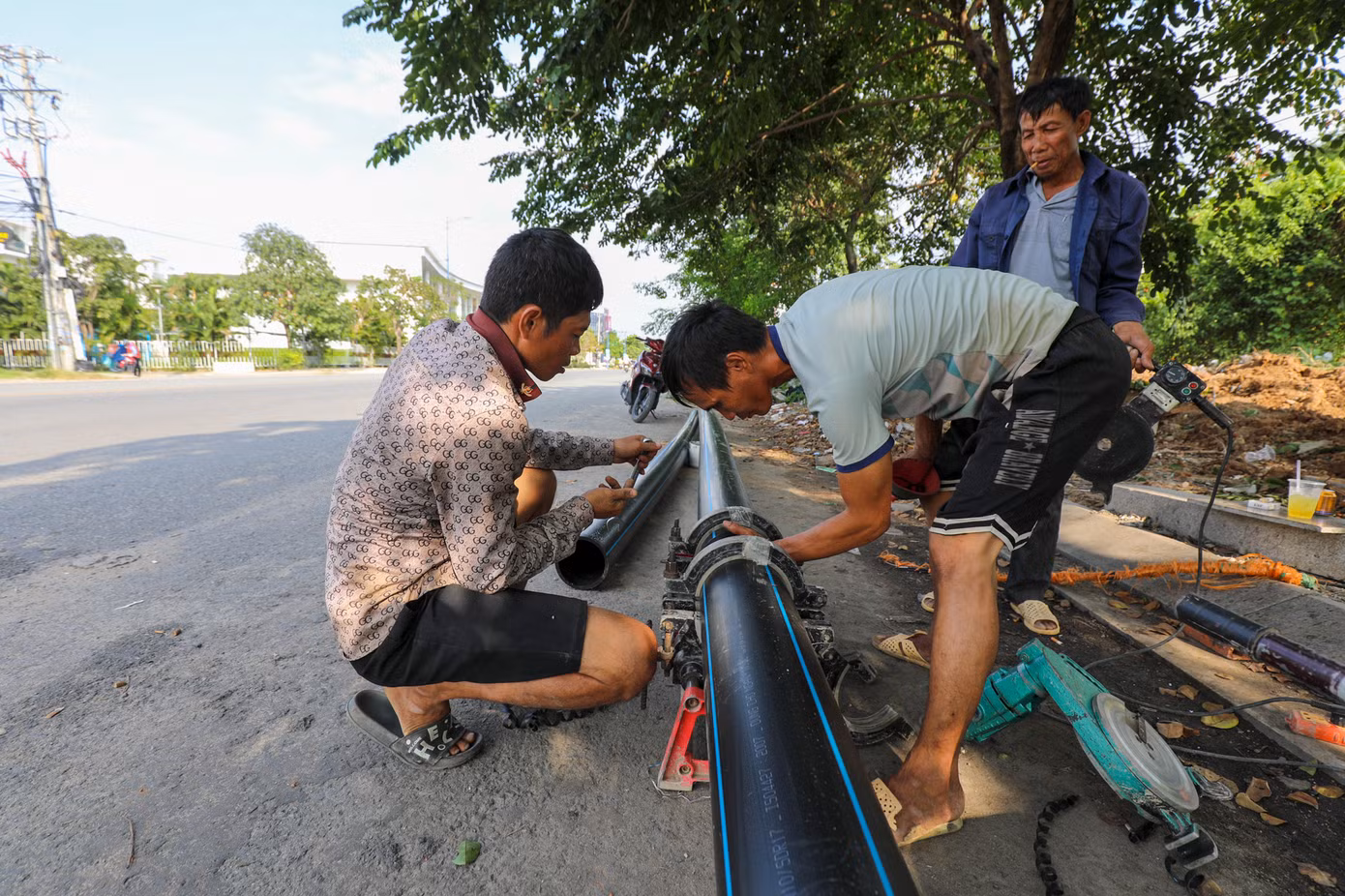 Trên công trường chỉ có vài công nhân cùng một số thiết bị máy móc làm việc.