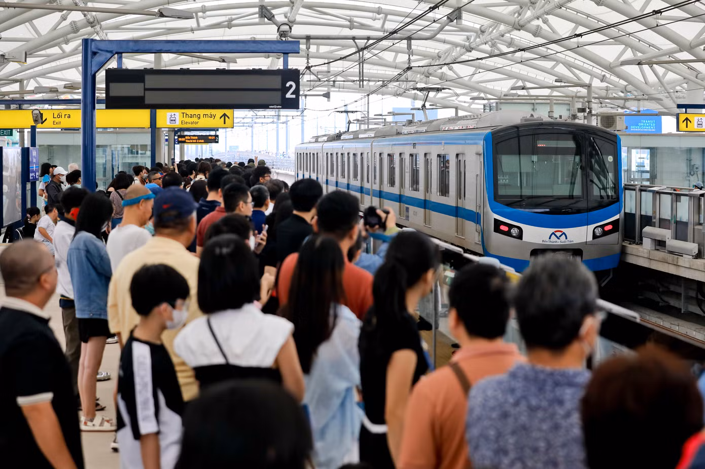 Người dân chờ tàu metro TPHCM. Ảnh: Duy Anh