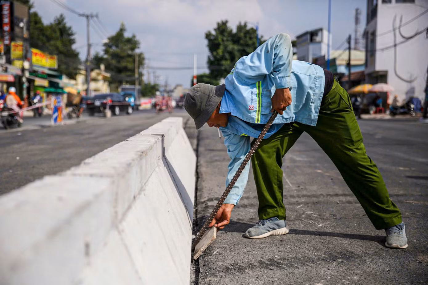 Công trường có khoảng 40 người làm việc cả ca đêm để kịp tiến độ.