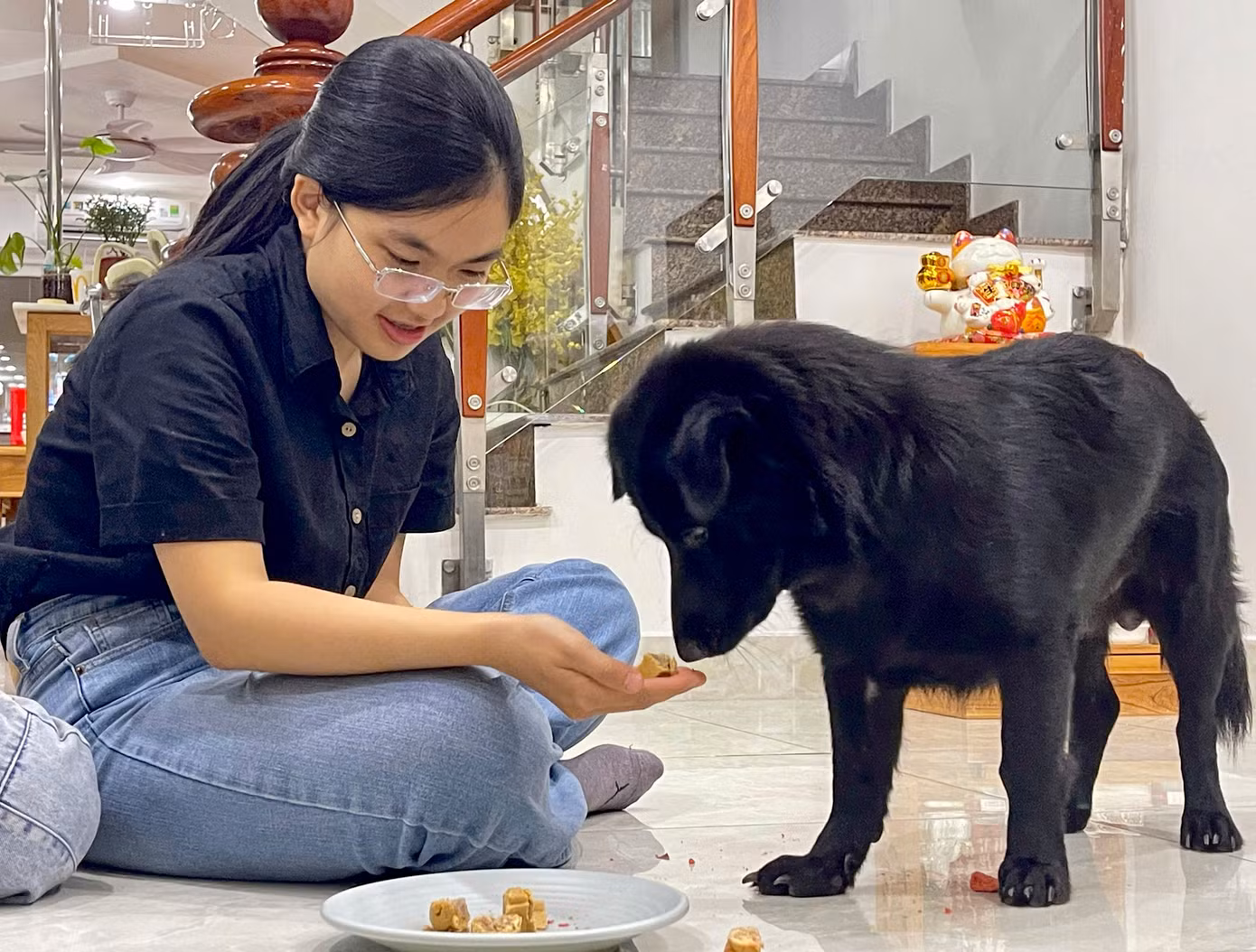 Chị Trúc Ngân (khách hàng tiệm bánh) cho biết: "Khi thấy bé nhà mình ăn được nhiều mẫu bánh từ cửa hàng, mình cảm thấy rất là vui, vì trước đó bé rất kén ăn. Từ khi biết đến bánh kem của tiệm thì Lucky (tên thú cưng của Ngân) đã có cơ hội được thưởng thức bánh kem, bánh trung thu vào những dịp đặc biệt và bé thật sự khá thích loại bánh này".