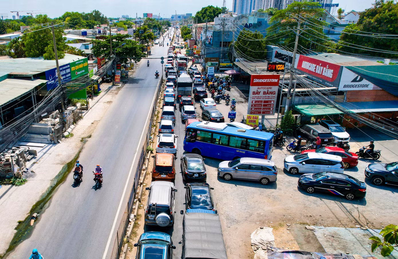 Đoạn từ đường Nguyễn Hoàng ra đường Mai Chí Thọ dài 600m cũng rất chật hẹp, các phương tiện di chuyển khó khăn.