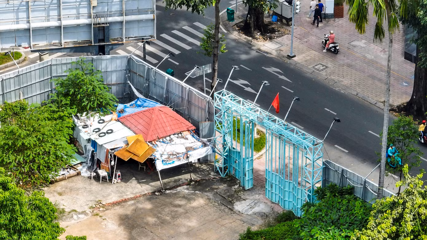 Tại góc sau cổng chính trên đường Võ Văn Tần có lều nhỏ của bảo vệ.