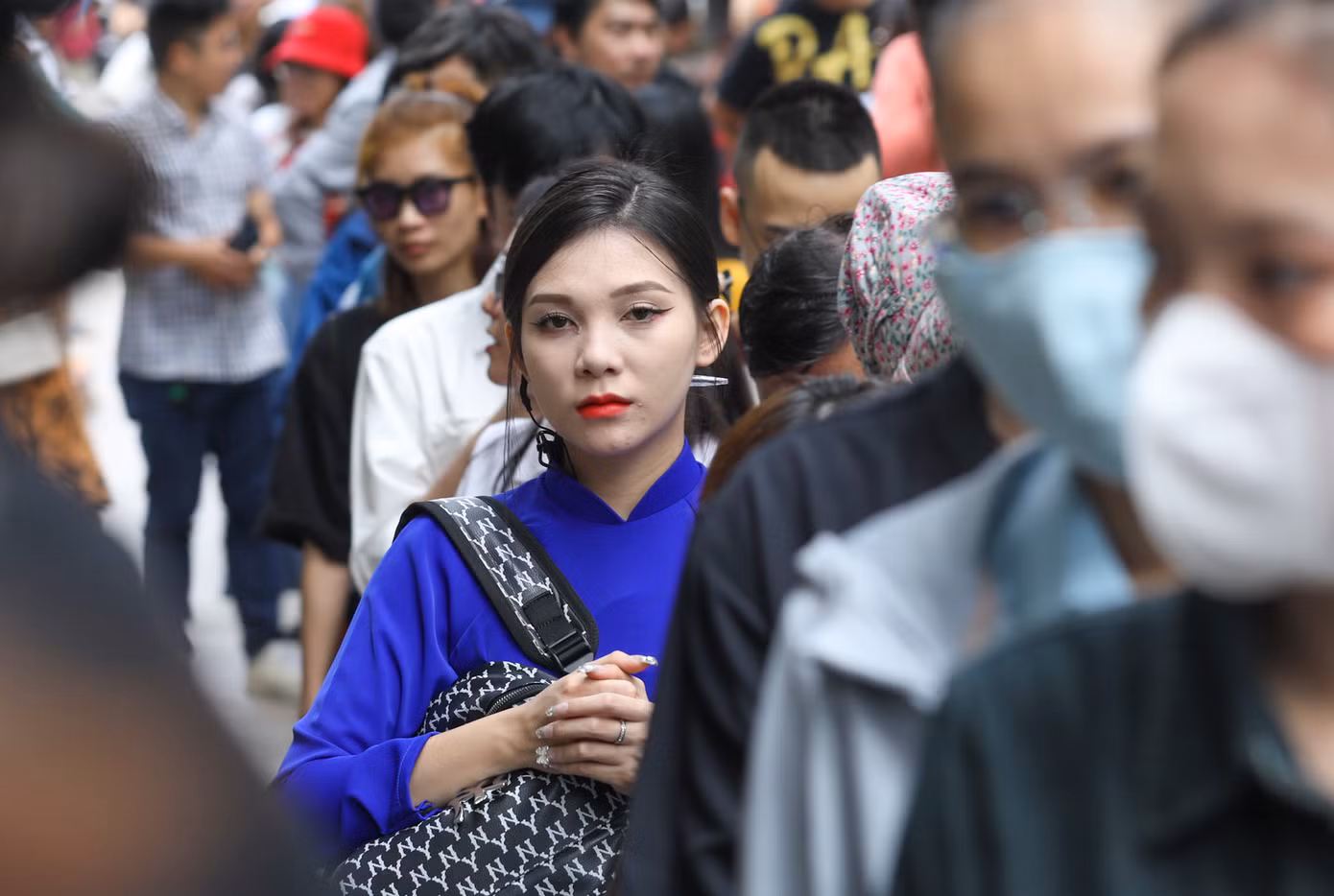 Từ 9h, hàng trăm người người dân, du khách đổ về Dinh Độc Lập (quận 1) xếp hàng dài để chờ mua vé tham quan.