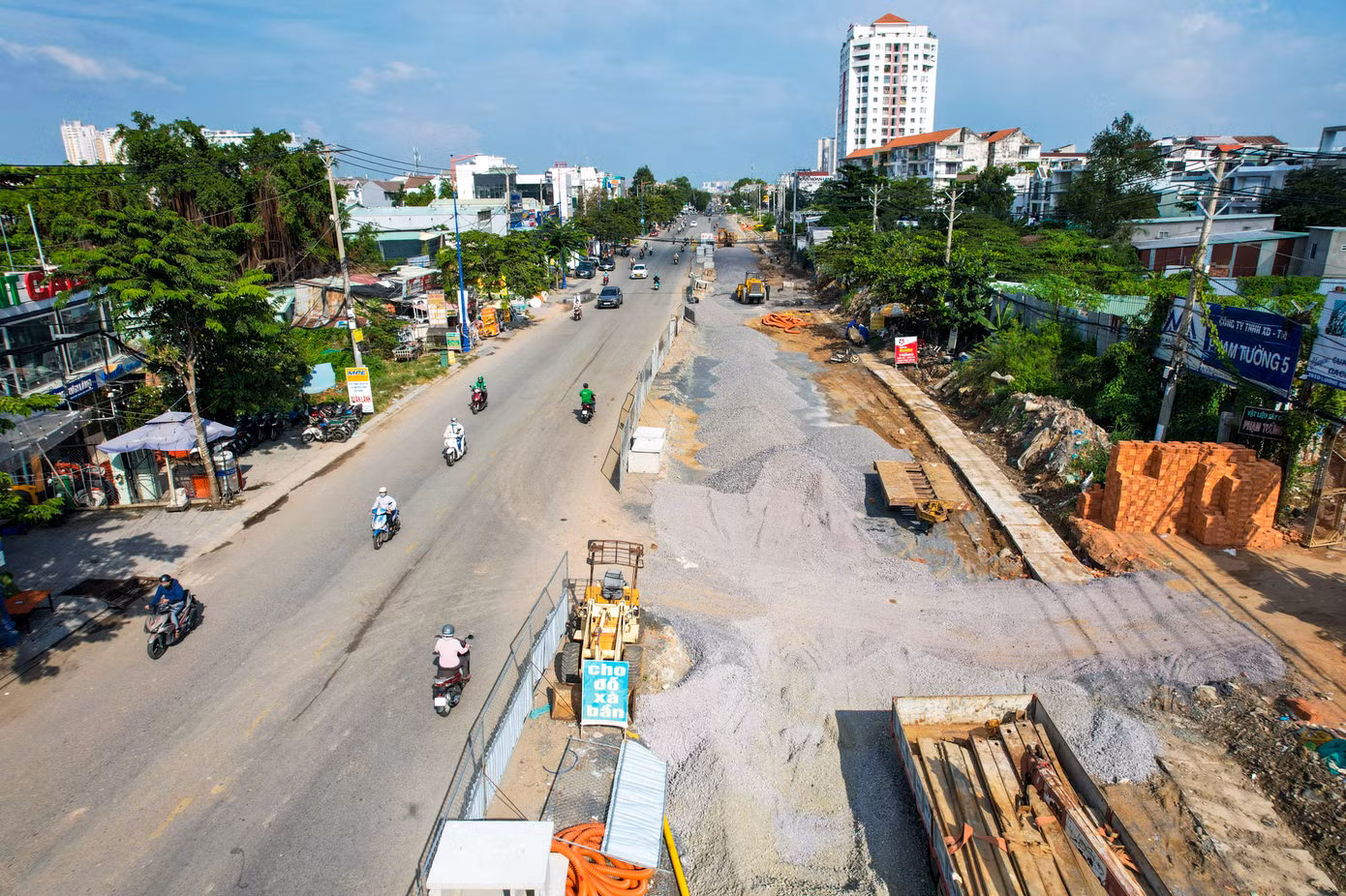 Tuyến đường được mở rộng chỉ dài 2,5km nhưng lại mọc lên khoảng 10 lô cốt tạo thành những nút thắt cổ chai.