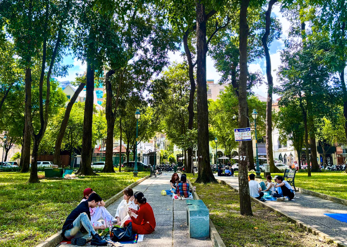 Các bạn trẻ có xu hướng tìm đến những công viên rợp bóng râm để làm nơi vui chơi, giải trí, check-in,…Đặc biệt là sau trào lưu “Cà phê bệt” ngày càng thu hút các bạn trẻ tìm đến đây vào sáng sớm.